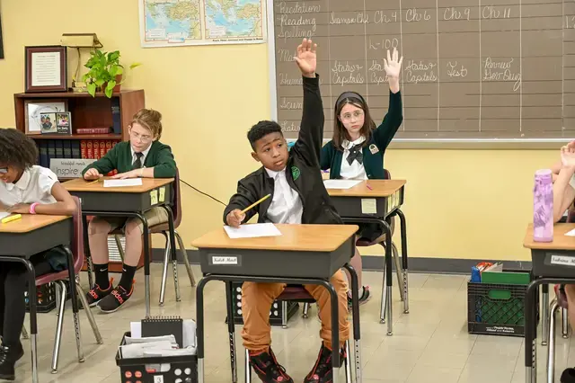 5th grade students raising hands